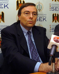 jorgesegovia "Al más mínimo incidente, no le prestaré el estadio a <strike>los gitanos</strike>la U en el Clausura"