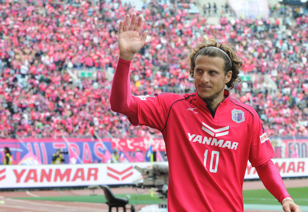 Hat-Trick de Diego Forlán en Japón con gol desde 40 metros incluido