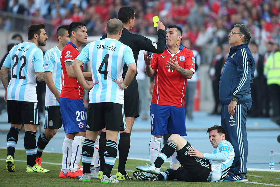La patada en la guata de Gary Medel a Lionel Messi