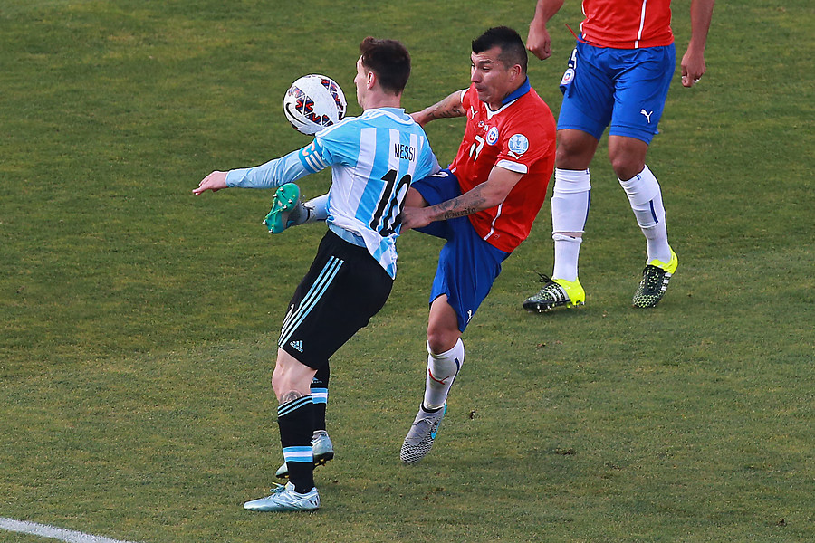 Logro Desbloqueado: Gary Medel rascándose las bolas en el Palacio de La Moneda