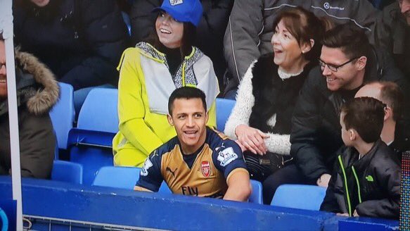Alexis Sánchez terminó en la tribuna y se tomó un descanso junto a los hinchas